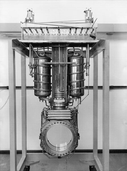 File:30 cm bubble chamber.jpg