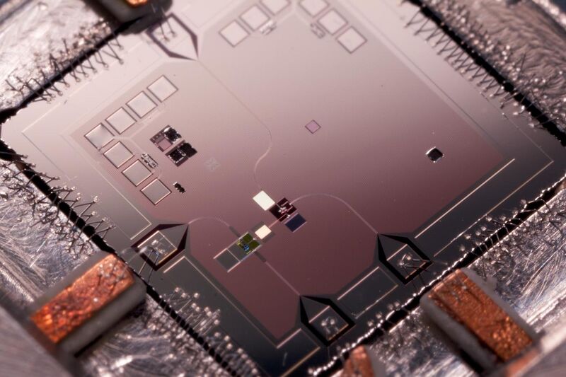 File:QubitMechanicalResonator.jpg