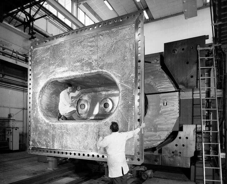 File:2 m Bubble Chamber.jpg